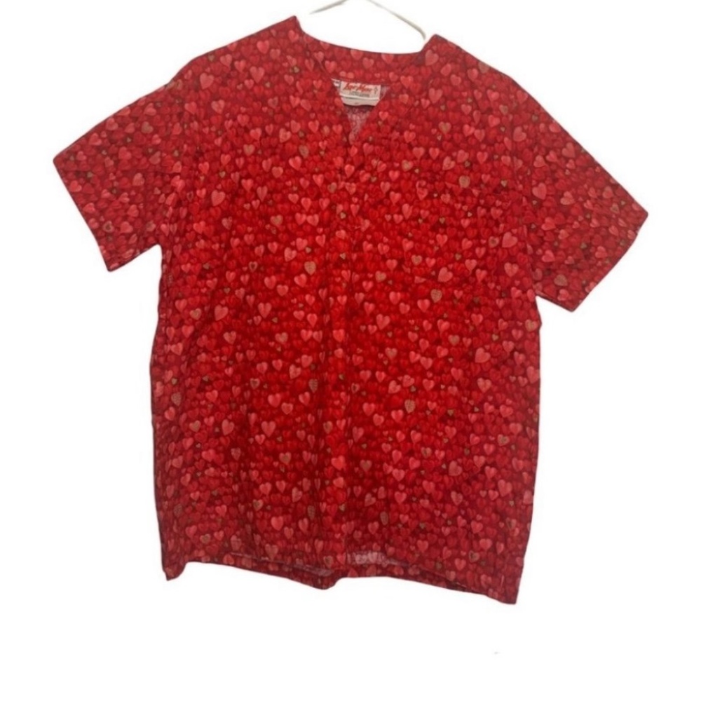 3/$30 Scrub top hearts Valentine’s Day Medium